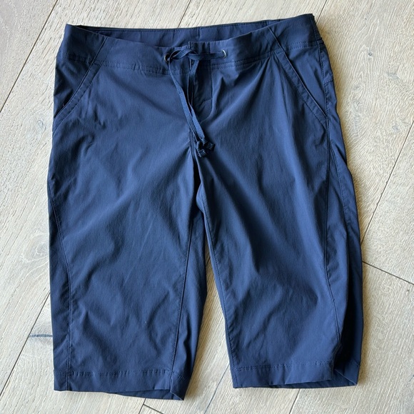 Columbia Ladies Blue Shorts - Picture 2 of 6